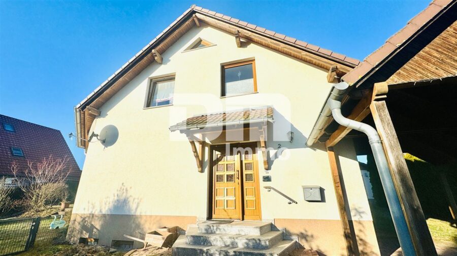 Umfangreich saniertes Einfamilienhaus mit großer Terrasse, Garage, Carport und Einliegerbereich - Frontansicht